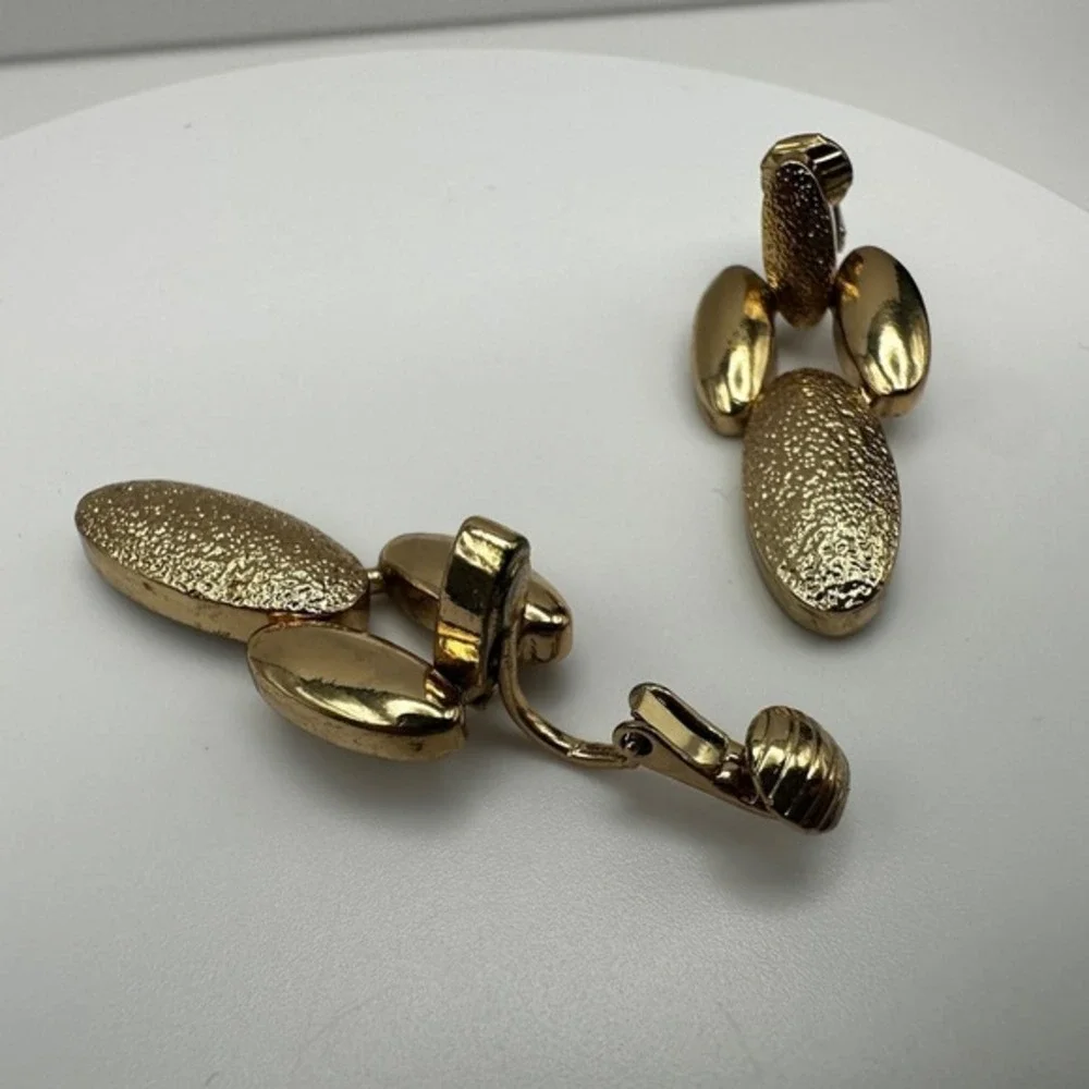 Vintage 80s 90s Gold Tone Textured Oval Drop Clip On Earrings‎ Fashion Jewelry